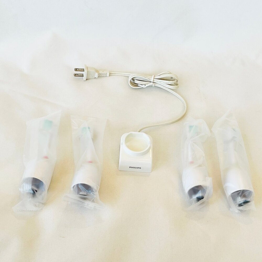 SOLD! Genuine Philips Sonicare Essence Toothbrush Charger HX5100/C 4 Brush Heads